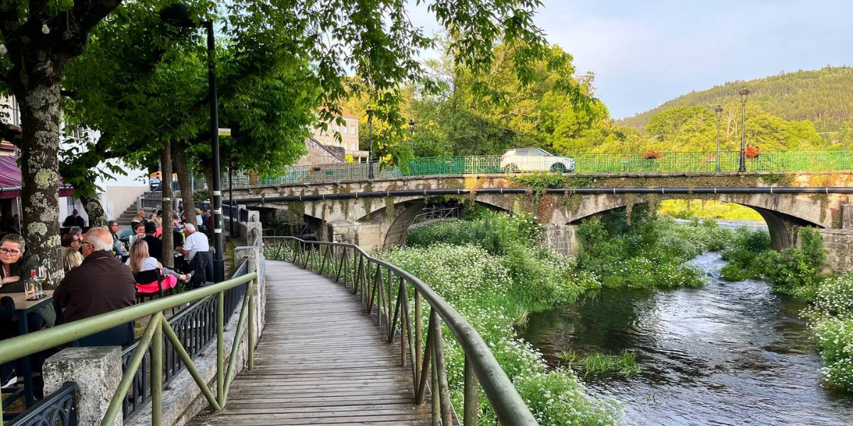 Early dinner beside the Río Umia