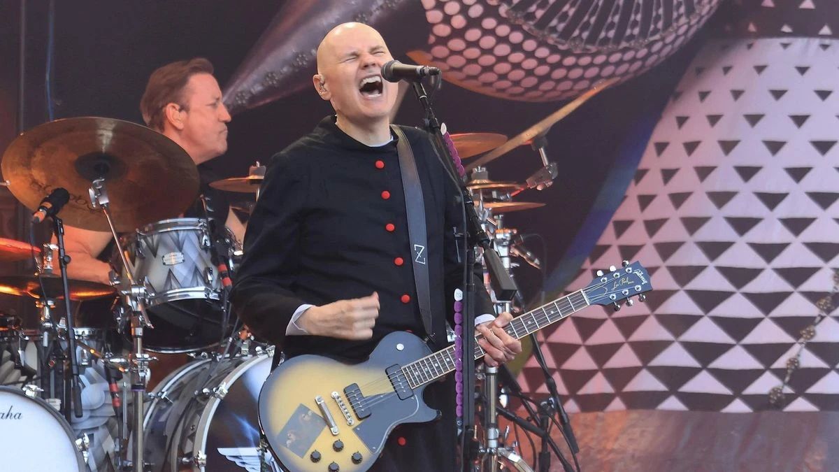 Billy Corgan, Sänger und Gitarrist, im Einsatz. © IMAGO/Berlinfoto | IMAGO Billy Corgan, Sänger und Gitarrist, im Einsatz. © IMAGO/Berlinfoto | IMAGO